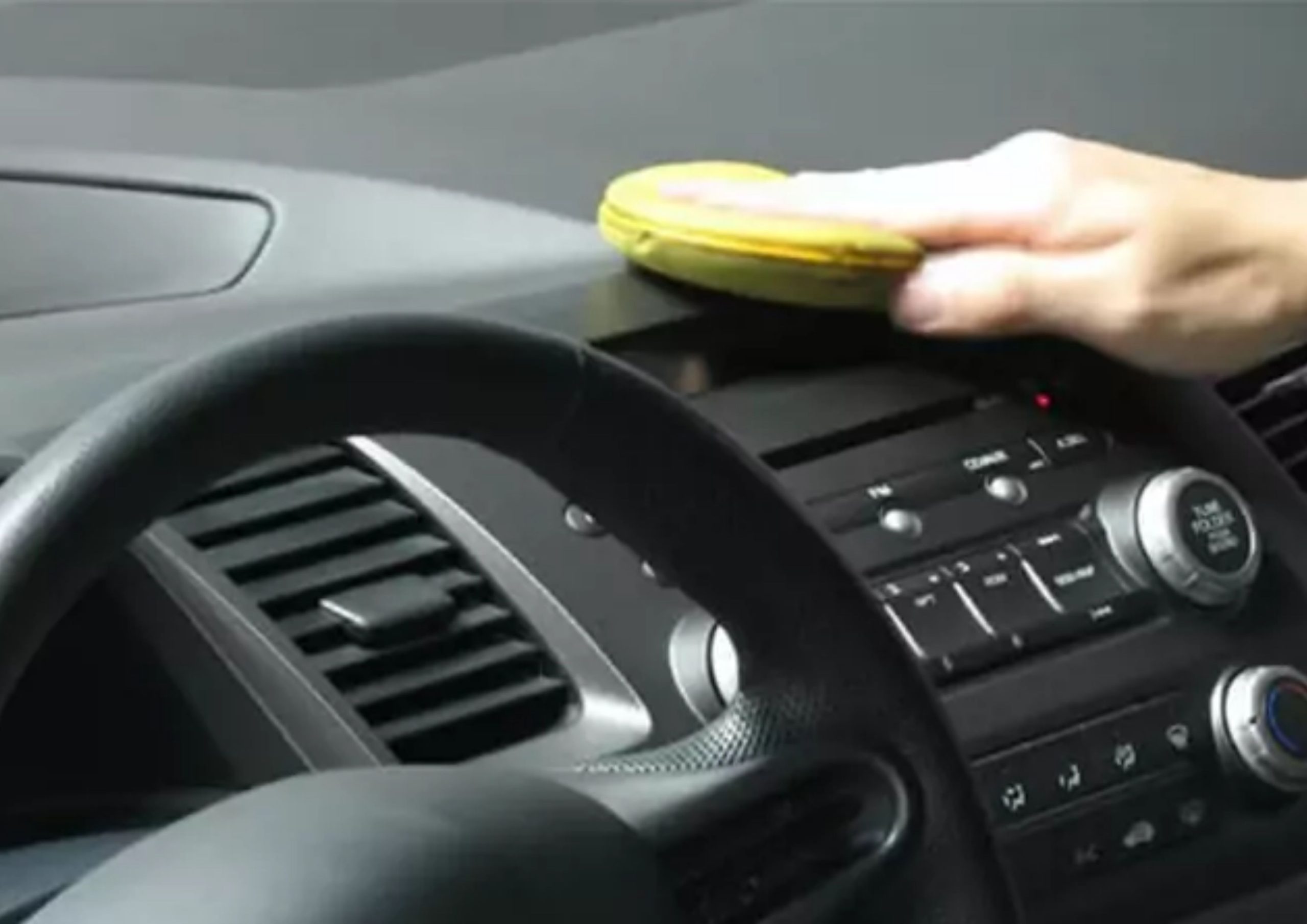 Cuidando dos Detalhes: Como Manter os Plásticos Internos do Carro Limpos e Bem Conservados